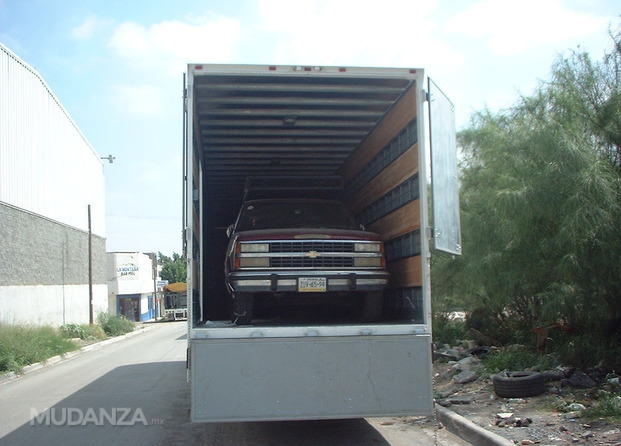 Camioneta dentro de Mudanza