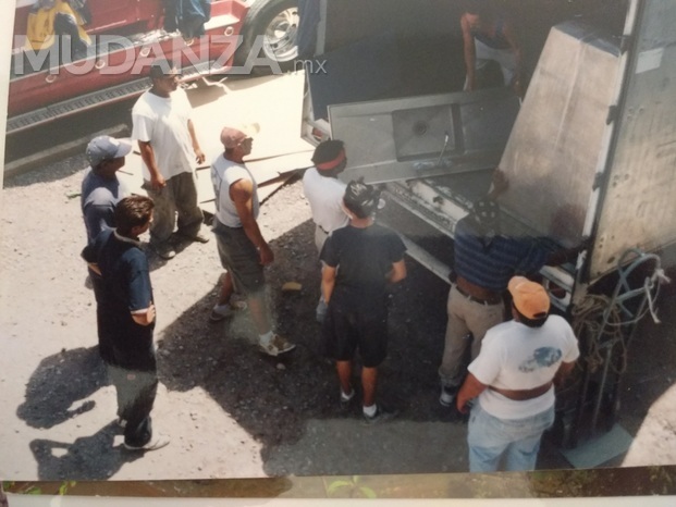 Descargando muebles de la UAQ.