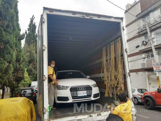 menaje de casa con auto