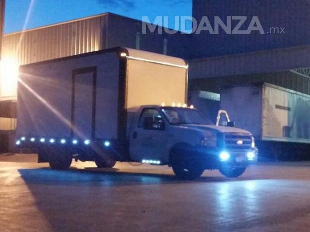 Camioneta 3.5 toneladas, caja seca larga de 6 metros