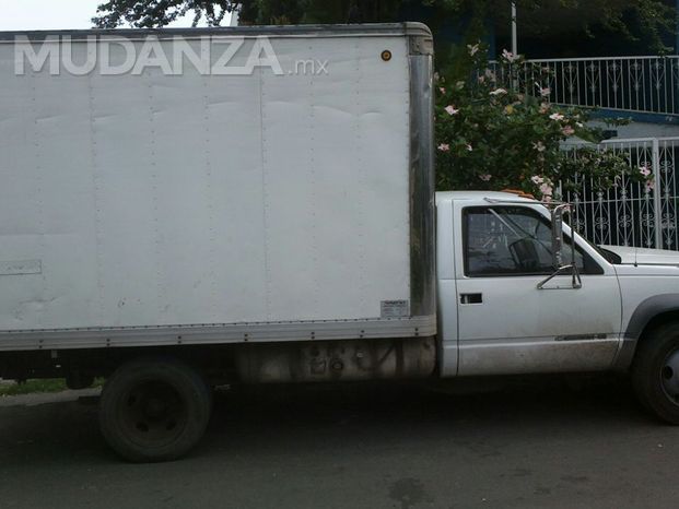 Camioneta caja seca corta.